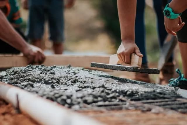 Ile schnie beton w ziemi? Kluczowe czynniki wpływające na czas schnięcia