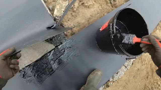 Jak izolacja pozioma na fundament może uratować Twój dom przed wilgocią